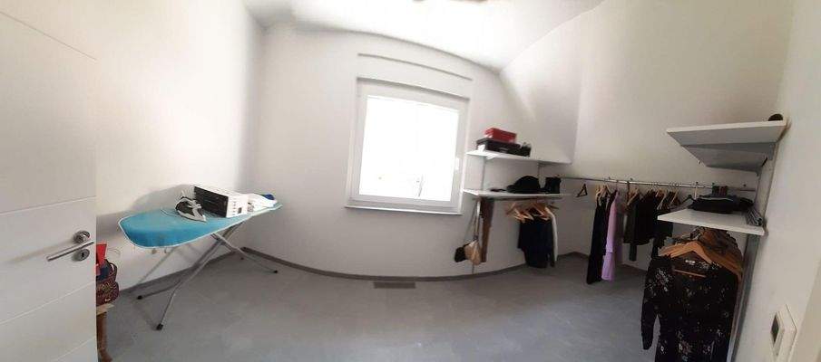 Kleiderzimmer OG