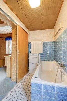EG kleine Wohnung - Badezimmer Blick ins Schlafzimmer
