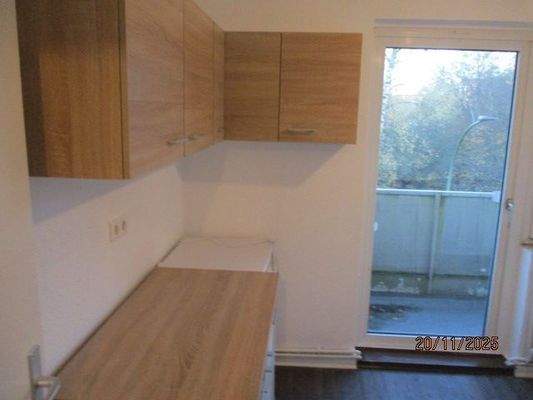 Moderne Küche mit Balkon