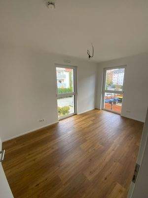 Kinderzimmer mit weißen Wänden und Vinylboden mit Holzoptik.JPG