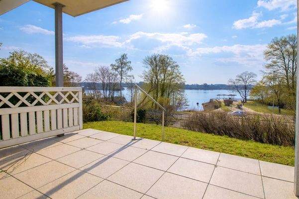 Terrasse mit Elbblick lädt zum Entspannen ein 
