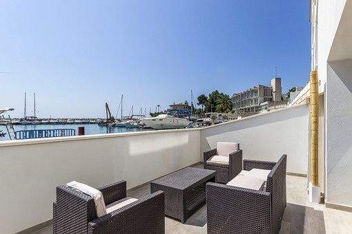 Terrasse mit Blick auf den Hafen