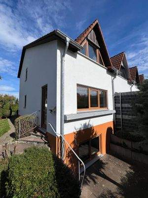 Außenansicht mit Terrasse im UG