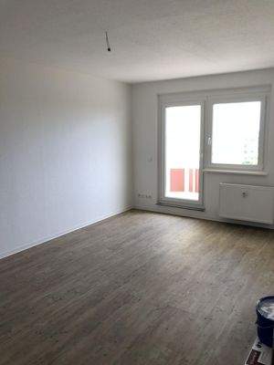 Wohnzimmer mit Blick zum Balkon