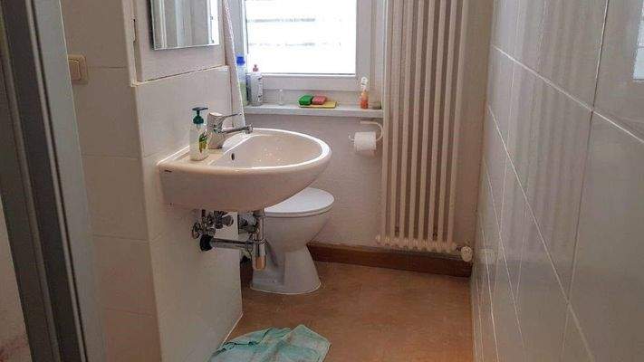 Bad mit Fenster (Foto vor Neuvermietung 2020)