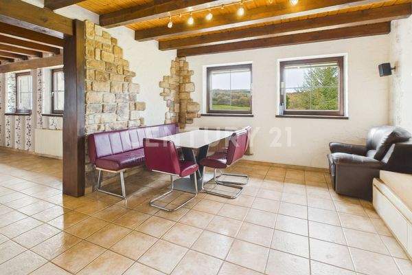 Esszimmer mit Blick zu den Gartenfenstern