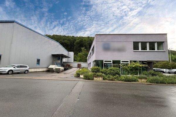 Außenansicht + Nachbarbebauung