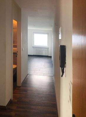 Wohnungseingang, extra WC und Flur zu Küche