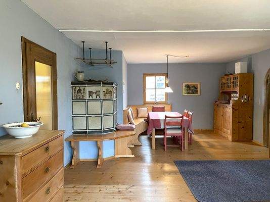 Blick zum Essbereich und Kachelofen.JPEG