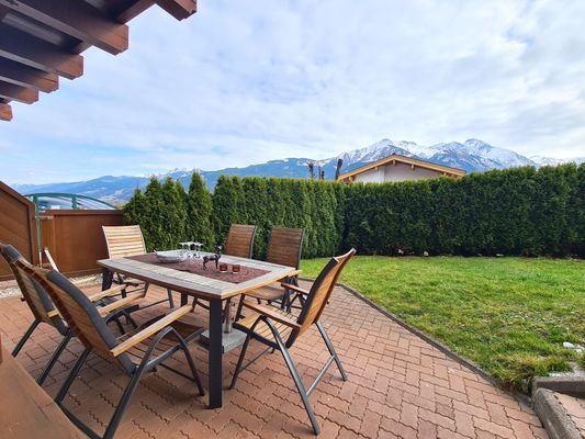 sonniger Garten mit Zugang zum Pool