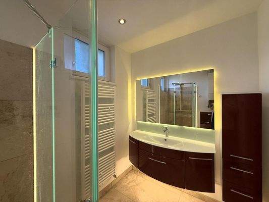 Bad mit Möb., Wandsp., DU, WM-Anschl., Handtuchtr.