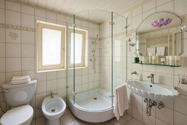 Badezimmer oben - virtuell aufgeräumt - Lütt Immobilien - Sasel