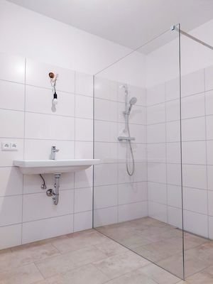 Badezimmer mit großer Duschkabine