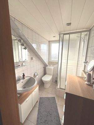 Bad mit Dusche und Fenster