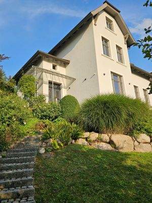 Gepflasterte Zuwegung zur Villa