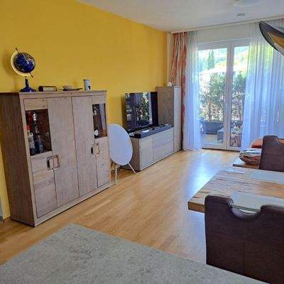 Wohnbereich Villach mit Zugang zum Balkon.jpg