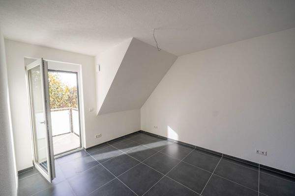 Zimmer 2 mit Balkon.jpg