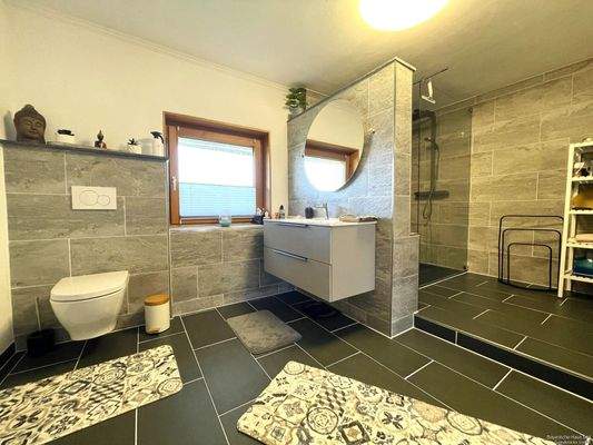 Neues, modernes Bad...