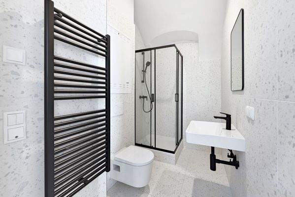 Bad mit Dusche und WC