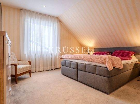 Eins der lichtdurchfluteten Schlafzimmer.