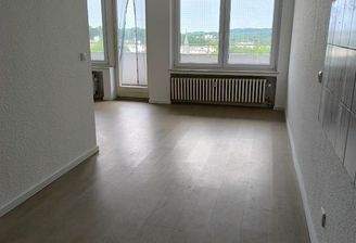 Helles Wohnzimmer mit Aussicht