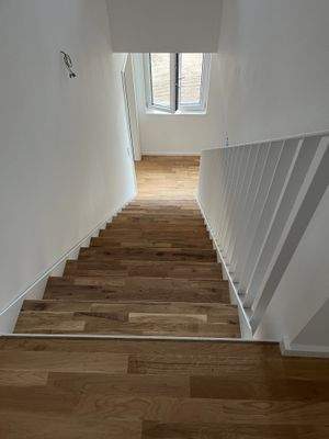 Trepepn sind wie die Räume mit Parkett belegt