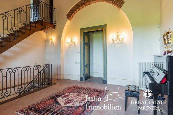 Schöne helle Villa in herrlicher Lage mit Türmchen, Pool, Weinberg und Olivenhain