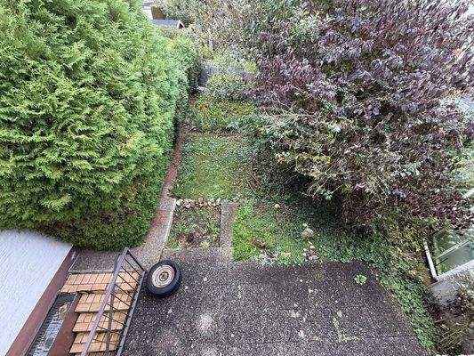 OG Blick vom Balkon in den Garten