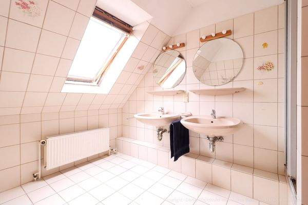 Ein zweites Badezimmer im OG mit Dusche, Badewanne und zwei Waschbecken