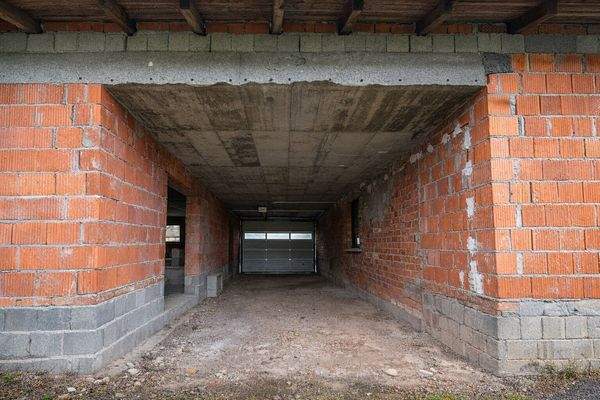 Einfahrt zwischen Haupthaus u. Gerätehalle