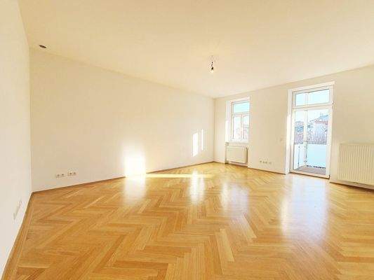 Wohnzimmer mit Balkon