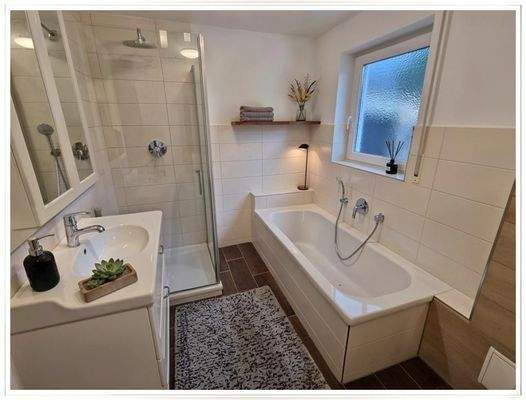 Bad mit Wanne, Dusche, Fenster