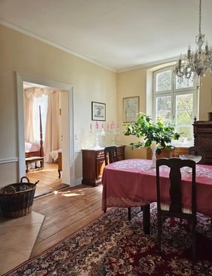 Von hier geht es in ein Schlafzimmer mit Bad