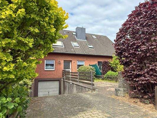 Straßenansicht mit Garagenzufahrt