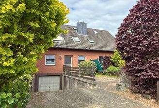 Straßenansicht mit Garagenzufahrt