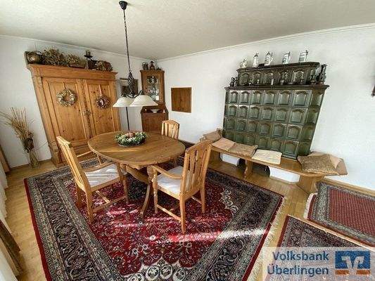 Essbereich mit Kachelofen und Durchreiche Küche