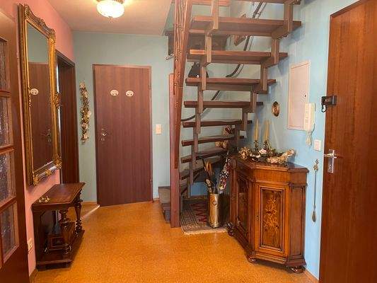 Großer Flur mit Zugang zur nächsten Etage!