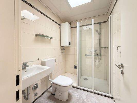 Bad_WC_Dusche mit Oberlicht