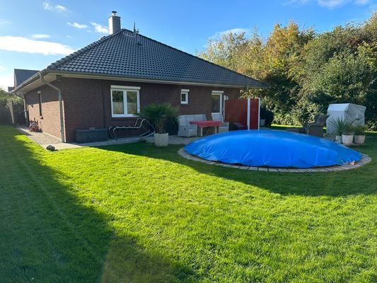 Ostansicht mit Garten und Pool