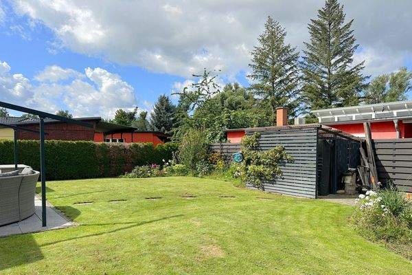 ca. 250 m² Gartenfläche mit Geräteschuppen und befestigtem Stellplatz