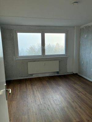 Schlafzimmer, tapetenfreie Wände, brauner Vinyl-Designboden