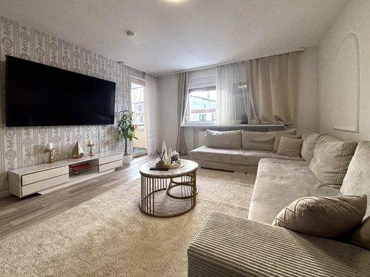 Wohnzimmer mit angrenzendem Balkon