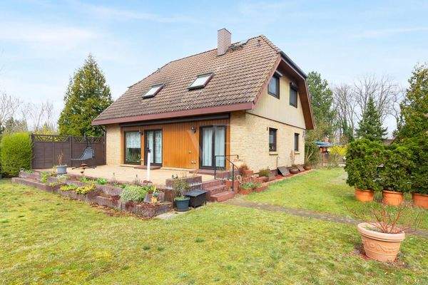 Rückansicht mit großer Terrasse