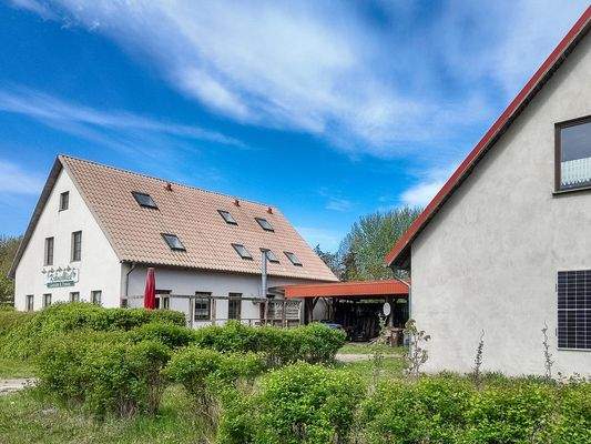 Mittig der Terrassenbereich