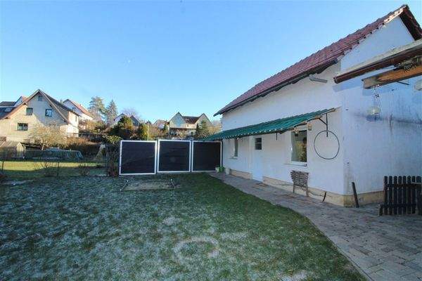 hinter dem Nebengebäude