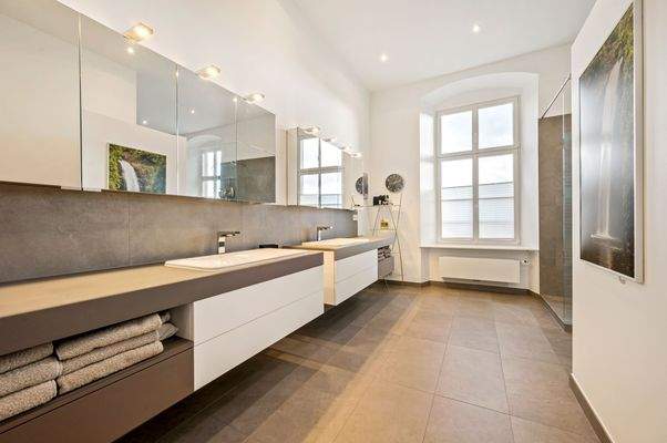 Masterbad mit Ausblick in die Weinberge