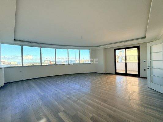 Middle-Floor Apartment in a Complex with Pool and Gym in Trabzon