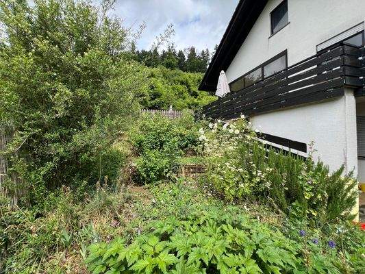 Seitenansicht mit Grundstück