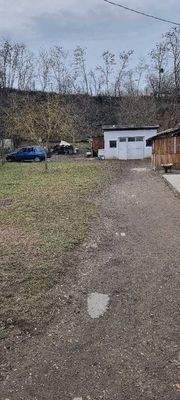 Grundstück breit mit Garage