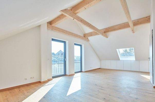 Studiozimmer mit Einbauschränken